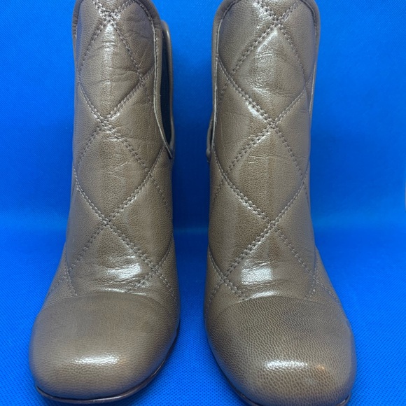 NINE WEST Leather Quilted High Heel Ankle Slip On Boots Booties Women's Size 6M. - Picture 4 of 10